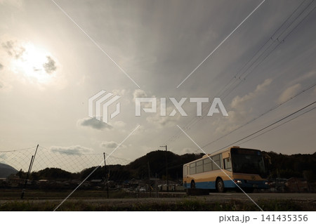 雲の切れ間から差し込む太陽の光 バス 雲の切れ間から差し込む太陽の光 バス 141435356