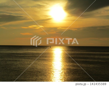 熊本県天草市、日本の夕陽百選にも選ばれた美しく幻想的な「魚貫・黒石の夕陽」 熊本県天草市、日本の夕陽百選にも選ばれた美しく幻想的な「魚貫・黒石の夕陽」 141435389