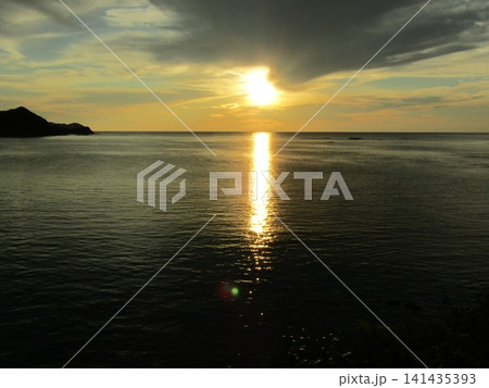 熊本県天草市、日本の夕陽百選にも選ばれた美しく幻想的な「魚貫・黒石の夕陽」 141435393