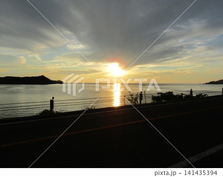 熊本県天草市、日本の夕陽百選にも選ばれた美しく幻想的な「魚貫・黒石の夕陽」 熊本県天草市、日本の夕陽百選にも選ばれた美しく幻想的な「魚貫・黒石の夕陽」 141435394