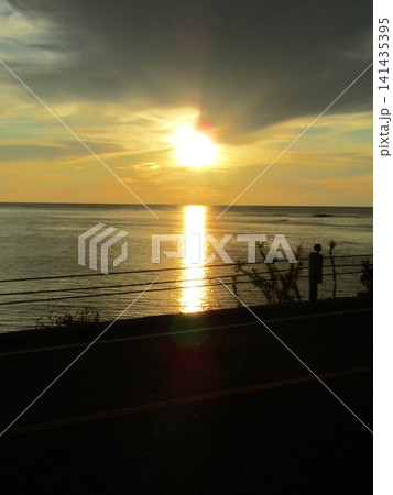 熊本県天草市、日本の夕陽百選にも選ばれた美しく幻想的な「魚貫・黒石の夕陽」 熊本県天草市、日本の夕陽百選にも選ばれた美しく幻想的な「魚貫・黒石の夕陽」 141435395