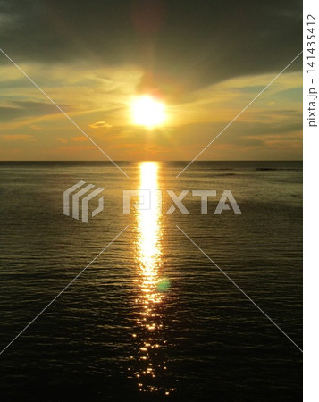 熊本県天草市、日本の夕陽百選にも選ばれた美しく幻想的な「魚貫・黒石の夕陽」 熊本県天草市、日本の夕陽百選にも選ばれた美しく幻想的な「魚貫・黒石の夕陽」 141435412