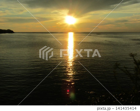 熊本県天草市、日本の夕陽百選にも選ばれた美しく幻想的な「魚貫・黒石の夕陽」 熊本県天草市、日本の夕陽百選にも選ばれた美しく幻想的な「魚貫・黒石の夕陽」 141435414