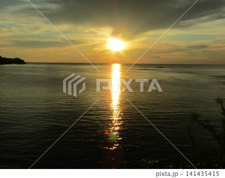 熊本県天草市、日本の夕陽百選にも選ばれた美しく幻想的な「魚貫・黒石の夕陽」 熊本県天草市、日本の夕陽百選にも選ばれた美しく幻想的な「魚貫・黒石の夕陽」 141435415