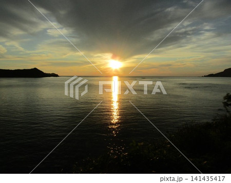 熊本県天草市、日本の夕陽百選にも選ばれた美しく幻想的な「魚貫・黒石の夕陽」 熊本県天草市、日本の夕陽百選にも選ばれた美しく幻想的な「魚貫・黒石の夕陽」 141435417