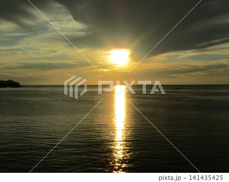 熊本県天草市、日本の夕陽百選にも選ばれた美しく幻想的な「魚貫・黒石の夕陽」 141435425