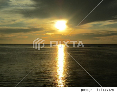 熊本県天草市、日本の夕陽百選にも選ばれた美しく幻想的な「魚貫・黒石の夕陽」 熊本県天草市、日本の夕陽百選にも選ばれた美しく幻想的な「魚貫・黒石の夕陽」 141435426