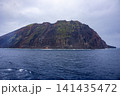 黒い岩肌が荒々しい鳥島 141435472