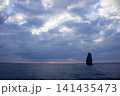 東京の南600㎞の太平洋上の厚い雲の中から光が覗く岩・孀婦岩 141435473