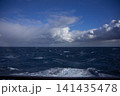 三角波が立ち始め厚い雲が出現する太平洋・父島 141435478