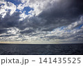 低空に厚い雲が出現し太陽に上から照らされる太平洋 141435525