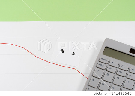 売上が下がっているイメージ 売上が下がっているイメージ 141435540