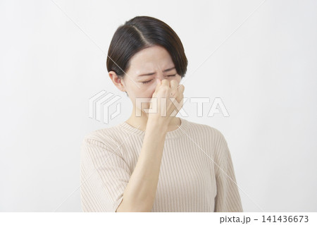 白背景で疲れ目を押さえる40代女性 白背景で疲れ目を押さえる40代女性 141436673