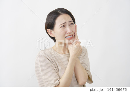 白背景で歯痛に苦しむ40代女性 141436676