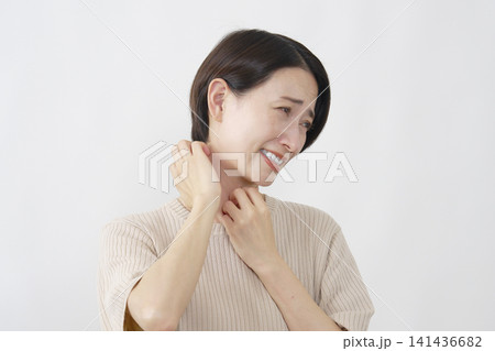 白背景で首のかゆみに悩む40代女性 白背景で首のかゆみに悩む40代女性 141436682