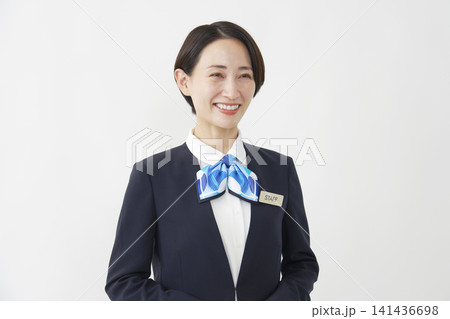 白背景で微笑む40代女性スタッフ 白背景で微笑む40代女性スタッフ 141436698