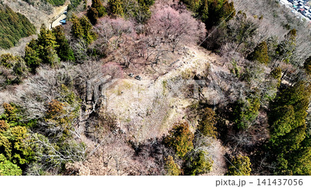 但馬国 山城「八木城」の空撮 曲輪と石垣の様子 但馬国 山城「八木城」の空撮 曲輪と石垣の様子 141437056