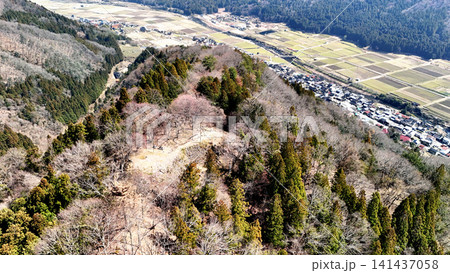 但馬国 山城「八木城」の空撮 曲輪と石垣の様子 但馬国 山城「八木城」の空撮 曲輪と石垣の様子 141437058