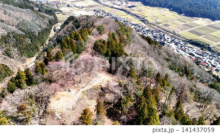 但馬国 山城「八木城」の空撮 曲輪と石垣の様子 但馬国 山城「八木城」の空撮 曲輪と石垣の様子 141437059