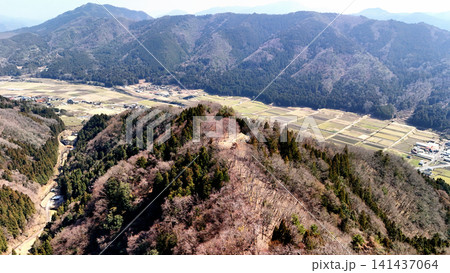 但馬国 山城「八木城」の空撮 曲輪と石垣の様子 但馬国 山城「八木城」の空撮 曲輪と石垣の様子 141437064