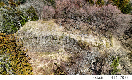 但馬国 山城「八木城」の空撮 曲輪と石垣の様子 但馬国 山城「八木城」の空撮 曲輪と石垣の様子 141437078