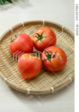 竹ざるに盛った新鮮な完熟トマト 141437961