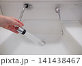 洗面台の水栓で手を洗う女性 141438467