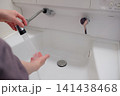 洗面台の水栓で手を洗う女性 141438468