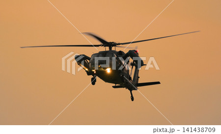 夕暮れに飛ぶ航空自衛隊UH-60JII救難ヘリコプター 141438709