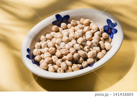 plate of dried chickpeas on the table, top view 141438805