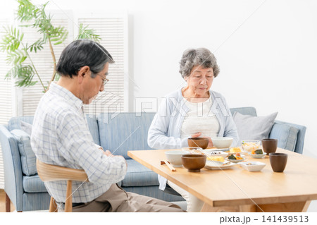 シニア　夫婦　食事 141439513