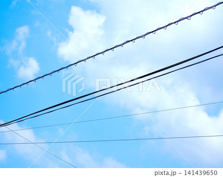 雲のある空と電線 141439650