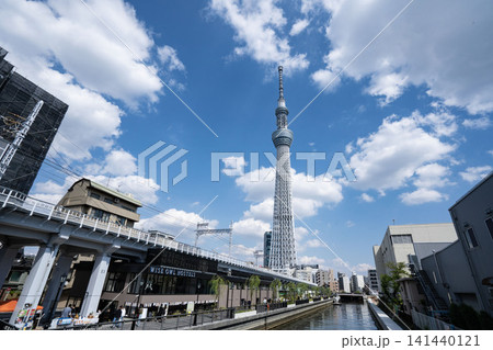 東京ミズマチの運河沿いから望む東京スカイツリーと青空 東京ミズマチの運河沿いから望む東京スカイツリーと青空 141440121