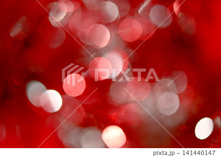 赤い背景に白い玉ボケが光るクリスマス背景 赤い背景に白い玉ボケが光るクリスマス背景 141440147