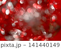 赤い背景に白い玉ボケが光るクリスマス背景 141440149