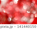 赤い背景に白い玉ボケが光るクリスマス背景 141440150