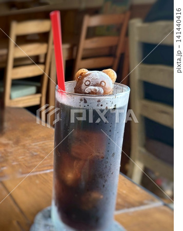 クマ型のアイスが浮かぶアイスコーヒー カフェのかわいい夏ドリンク クマ型のアイスが浮かぶアイスコーヒー カフェのかわいい夏ドリンク 141440416