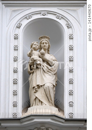 Virgin Mary with baby Jesus, statue on the house facade in Graz, Styria, Austria Virgin Mary with baby Jesus, statue on the house facade in Graz, Styria, Austria 141440670
