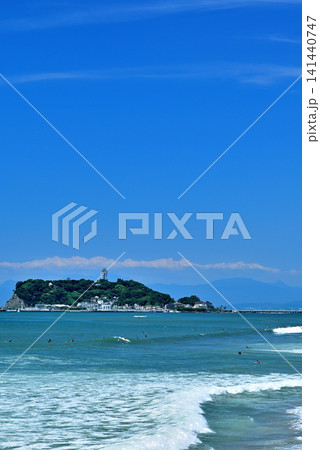 湘南海岸 白波が立つ七里ヶ浜海岸から江ノ島と富士山 湘南海岸 白波が立つ七里ヶ浜海岸から江ノ島と富士山 141440747