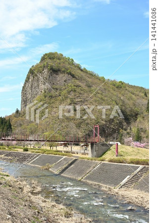 新緑に包まれた八木ヶ鼻(新潟県三条市下田) 新緑に包まれた八木ヶ鼻(新潟県三条市下田) 141441086