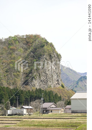 新緑に包まれた八木ヶ鼻(新潟県三条市下田) 新緑に包まれた八木ヶ鼻(新潟県三条市下田) 141441090