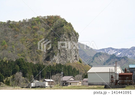 新緑に包まれた八木ヶ鼻(新潟県三条市下田) 新緑に包まれた八木ヶ鼻(新潟県三条市下田) 141441091