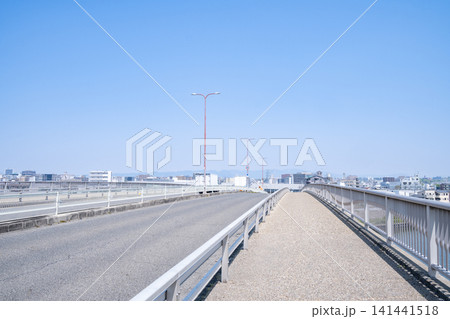 どこまでも続く開放的な橋の上の道路と歩道の風景 どこまでも続く開放的な橋の上の道路と歩道の風景 141441518