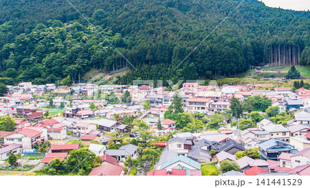 緑豊かな山々に囲まれたのどかな山あいの集落と街並み 緑豊かな山々に囲まれたのどかな山あいの集落と街並み 141441529