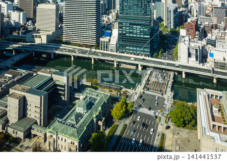 大阪中之島周辺の歴史的建造物と高速道路が交差する俯瞰風景 141441537