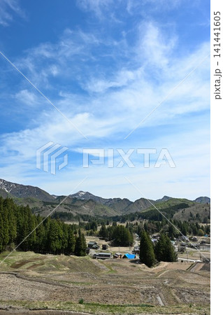 北五百川の棚田と春の風景(新潟県三条市下田) 北五百川の棚田と春の風景(新潟県三条市下田) 141441605