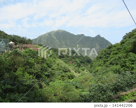 台湾の金瓜石から森の奥にそびえる基隆山を望む風景 台湾の金瓜石から森の奥にそびえる基隆山を望む風景 141442206