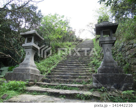 台湾の金瓜石神社の石灯籠が残る参道 141442210