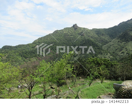 台湾の金瓜石神社に残る遺址と緑豊かな無耳茶壺山 台湾の金瓜石神社に残る遺址と緑豊かな無耳茶壺山 141442213
