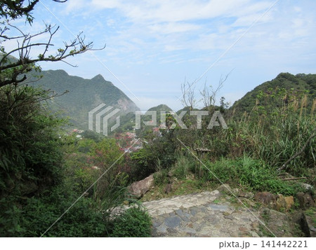 台湾の金瓜石神社の参道から見渡す山並み 台湾の金瓜石神社の参道から見渡す山並み 141442221